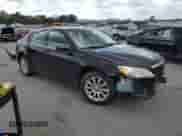 2013 Chrysler 200 Touring z VIN 1C3CCBBG3DN532270, wystawiony jako Copart lot #70356715 z przebiegiem 154 445 mil mil oraz Czysty tytuł • Clean title. Historia ofert i sprzedaży dostępna na DreamBid. Obrazek 4.