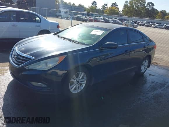 2013 Hyundai Sonata GLS z VIN 5NPEB4AC0DH563204, wystawiony jako IAAI lot #43337665 z przebiegiem 170 648 mil mil oraz . Historia ofert i sprzedaży dostępna na DreamBid. Obrazek 2.