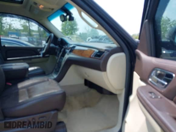 2009 Cadillac Escalade z VIN 1GYFK33219R190445, wystawiony jako IAAI lot #42402328 z przebiegiem 169 974 mil mil oraz . Historia ofert i sprzedaży dostępna na DreamBid. Obrazek 5.