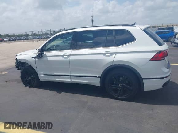 2024 Volkswagen Tiguan SE R-Line Black с VIN 3VVCB7AX5RM172323, выставлен на аукционе IAAI как лот 42501946 с пробегом 4 497 миль миль и . История ставок и продаж доступна на DreamBid. Изображение 15.