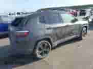 2019 Jeep Compass Altitude z VIN 3C4NJCBB8KT726956, wystawiony jako IAAI lot #39195540 z przebiegiem Nie podano mil oraz . Historia ofert i sprzedaży dostępna na DreamBid. Obrazek 4.
