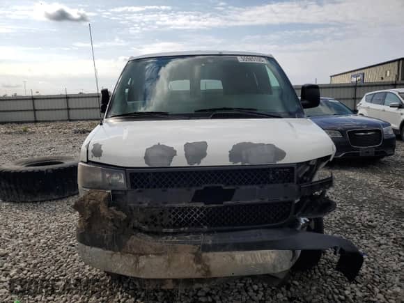 2006 Chevrolet Express Passenger with VIN 1GAHG35U761194114, listed as a Copart auction lot 55985195 with 110,432 mi miles and Salvage title. Bid and sale history available at DreamBid. Image 5.