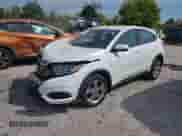 2020 Honda HR-V LX z VIN 3CZRU6H35LM737882, wystawiony jako IAAI lot #43215771 z przebiegiem 141 657 mil mil oraz . Historia ofert i sprzedaży dostępna na DreamBid. Obrazek 18.