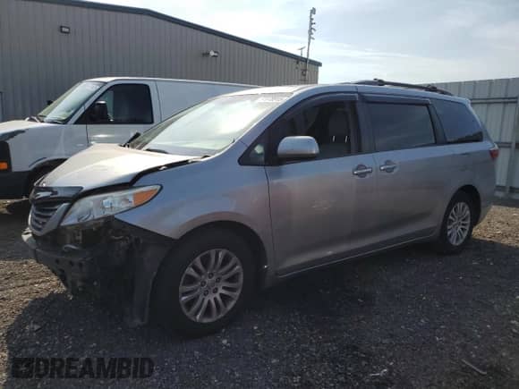 2015 Toyota Sienna XLE z VIN 5TDYK3DC1FS669886, wystawiony jako Copart lot #81678915 z przebiegiem 173 178 mil mil oraz Szkoda całkowita • Salvage title. Historia ofert i sprzedaży dostępna na DreamBid. Obrazek 1.