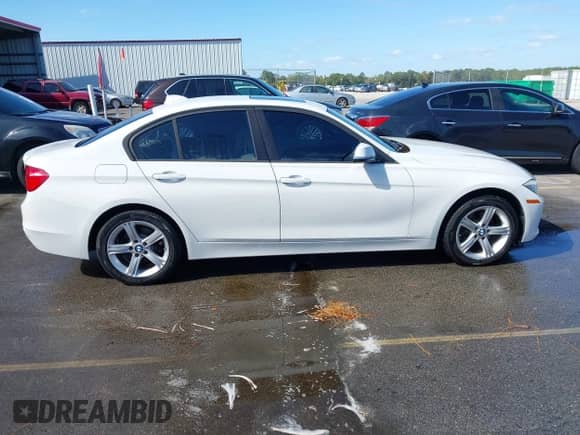 2015 BMW 3 Series 328i z VIN WBA3A5G55FNS83643, wystawiony jako IAAI lot #43337244 z przebiegiem 129 122 mil mil oraz . Historia ofert i sprzedaży dostępna na DreamBid. Obrazek 13.