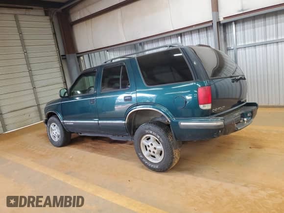 1997 Chevrolet Blazer LS with VIN 1GNDT13W3V2227216, listed as a Copart auction lot 80871195 with 152,294 mi miles and Salvage title. Bid and sale history available at DreamBid. Image 2.