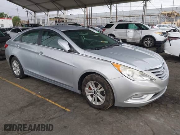 2013 Hyundai Sonata GLS z VIN 5NPEB4AC0DH761152, wystawiony jako IAAI lot #43194355 z przebiegiem 107 871 mil mil oraz . Historia ofert i sprzedaży dostępna na DreamBid. Obrazek 1.