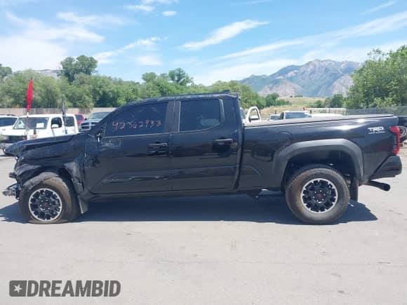 2024 Toyota Tacoma SR5 с VIN 3TMLB5JN3RM053168, выставлен на аукционе IAAI как лот 42362933 с пробегом 14 943 миль миль и . История ставок и продаж доступна на DreamBid. Изображение 15.