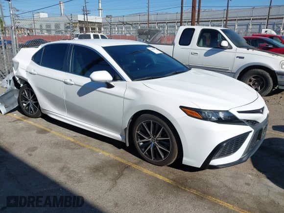 2023 Toyota Camry SE z VIN 4T1G11AK8PU742436, wystawiony jako IAAI lot #43184565 z przebiegiem 32 094 mil mil oraz . Historia ofert i sprzedaży dostępna na DreamBid. Obrazek 1.