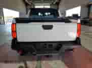 2025 Toyota Tacoma TRD Sport Hybrid z VIN 3TYLC5LN8ST022034, wystawiony jako Copart lot #85674425 z przebiegiem 6 920 mil mil oraz Szkoda całkowita • Salvage title. Historia ofert i sprzedaży dostępna na DreamBid. Obrazek 6.