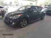 2013 Hyundai Veloster Turbo с VIN KMHTC6AEXDU167848, выставлен на аукционе IAAI как лот 43353403 с пробегом 84 077 миль миль и . История ставок и продаж доступна на DreamBid. Изображение 2.