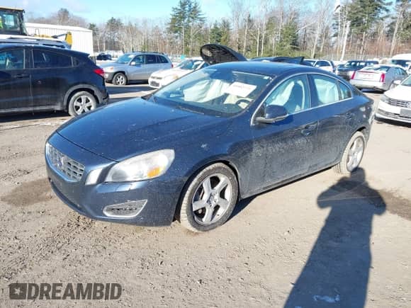 2013 Volvo S60 T5 с VIN YV1612FH3D2204716, выставлен на аукционе IAAI как лот 41002775 с пробегом 105 916 миль миль и . История ставок и продаж доступна на DreamBid. Изображение 2.
