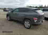 2024 Hyundai Kona Essential z VIN KM8HACAB1RU099740, wystawiony jako Copart lot #79719354 z przebiegiem 23 489 mil mil oraz Szkoda całkowita • Salvage title. Historia ofert i sprzedaży dostępna na DreamBid. Obrazek 2.