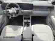 2024 Hyundai Kona SEL z VIN KM8HCCAB3RU148754, wystawiony jako Copart lot #68930335 z przebiegiem 4 442 mil mil oraz Szkoda całkowita • Salvage title. Historia ofert i sprzedaży dostępna na DreamBid. Obrazek 8.