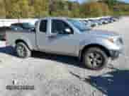 2010 Nissan Frontier SE z VIN 1N6AD0CW9AC449358, wystawiony jako Copart lot #84972665 z przebiegiem 486 793 mil mil oraz Szkoda całkowita • Salvage title. Historia ofert i sprzedaży dostępna na DreamBid. Obrazek 4.