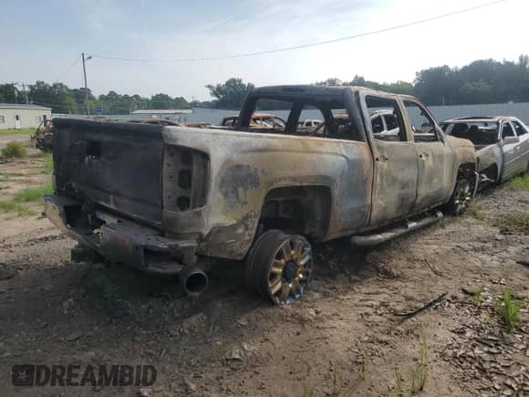2015 Chevrolet Silverado 2500HD LTZ z VIN 1GC1KWE82FF185304, wystawiony jako Copart lot #66446155 z przebiegiem Nie podano mil oraz Nie do naprawy • Non repairable. Historia ofert i sprzedaży dostępna na DreamBid. Obrazek 3.