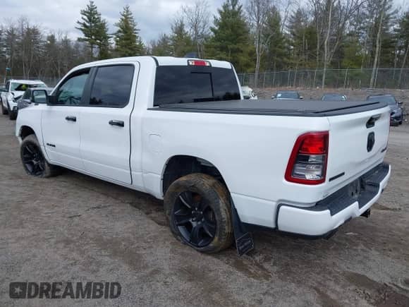 2024 Ram 1500 Big Horn z VIN 1C6SRFFT1RN124465, wystawiony jako IAAI lot #41839097 z przebiegiem 24 106 mil mil oraz . Historia ofert i sprzedaży dostępna na DreamBid. Obrazek 3.