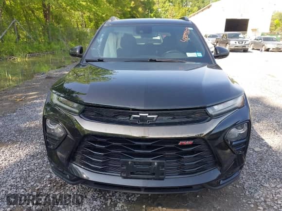 2021 Chevrolet TrailBlazer RS z VIN KL79MUSL3MB033835, wystawiony jako IAAI lot #42389303 z przebiegiem 63 820 mil mil oraz . Historia ofert i sprzedaży dostępna na DreamBid. Obrazek 12.