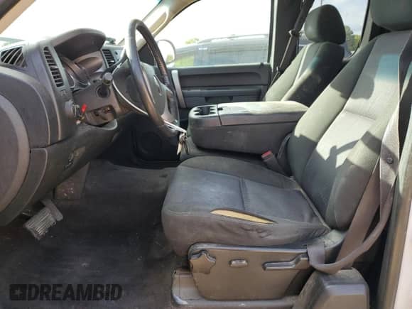 2010 GMC Sierra 1500 z VIN 1GTSKVE03AZ241430, wystawiony jako Copart lot #82417815 z przebiegiem 379 729 mil mil oraz Szkoda całkowita • Salvage title. Historia ofert i sprzedaży dostępna na DreamBid. Obrazek 7.