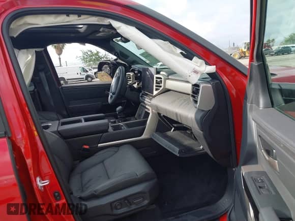 2025 Toyota Tundra SR5 z VIN 5TFWA5DB3SX286467, wystawiony jako IAAI lot #43203208 z przebiegiem Nie podano mil oraz . Historia ofert i sprzedaży dostępna na DreamBid. Obrazek 5.