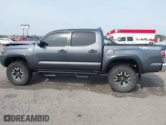 2023 Toyota Tacoma SR z VIN 3TMCZ5AN4PM571394, wystawiony jako IAAI lot #43129720 z przebiegiem 44 374 mil mil oraz . Historia ofert i sprzedaży dostępna na DreamBid. Obrazek 15.
