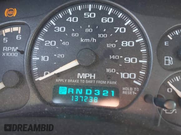2002 Chevrolet Silverado 2500HD LT z VIN 1GCHC23GX2F183731, wystawiony jako IAAI lot #41020124 z przebiegiem 137 238 mil mil oraz . Historia ofert i sprzedaży dostępna na DreamBid. Obrazek 16.