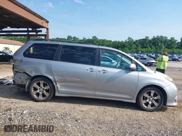2013 Toyota Sienna SE z VIN 5TDXK3DC4DS280409, wystawiony jako IAAI lot #42830202 z przebiegiem 189 291 mil mil oraz . Historia ofert i sprzedaży dostępna na DreamBid. Obrazek 14.
