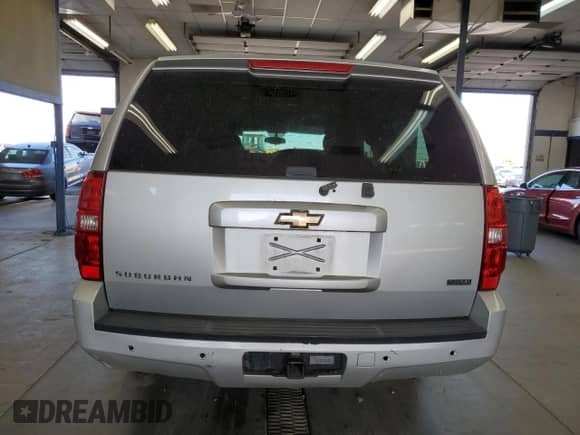2010 Chevrolet Suburban LS с VIN 1GNUKHE37AR238168, выставлен на аукционе Copart как лот 84649595 с пробегом 236 867 миль миль и Списание • Salvage title. История ставок и продаж доступна на DreamBid. Изображение 6.