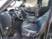 2000 Ford F-150 XL z VIN 2FTRX07L0YCB12336, wystawiony jako Copart lot #55679745 z przebiegiem 240 460 mil mil oraz Czysty tytuł • Clean title. Historia ofert i sprzedaży dostępna na DreamBid. Obrazek 7.