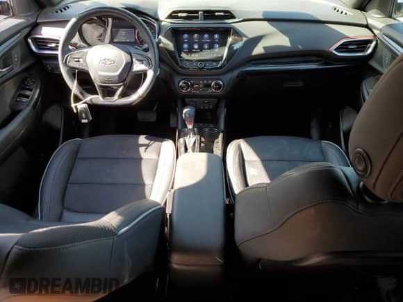 2022 Chevrolet TrailBlazer RS z VIN KL79MUSL4NB126557, wystawiony jako Copart lot #57337545 z przebiegiem 82 597 mil mil oraz Szkoda całkowita • Salvage title. Historia ofert i sprzedaży dostępna na DreamBid. Obrazek 8.