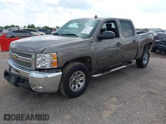 2012 Chevrolet Silverado 1500 LS z VIN 3GCPCREA1CG237415, wystawiony jako IAAI lot #43135420 z przebiegiem 215 687 mil mil oraz . Historia ofert i sprzedaży dostępna na DreamBid. Obrazek 2.