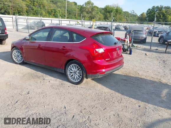 2014 Ford Focus Titanium z VIN 1FADP3N28EL431061, wystawiony jako IAAI lot #43187384 z przebiegiem 121 014 mil mil oraz . Historia ofert i sprzedaży dostępna na DreamBid. Obrazek 3.