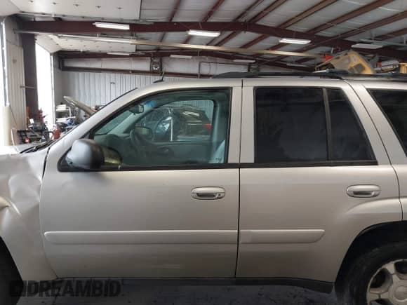 2005 Chevrolet TrailBlazer LS z VIN 1GNDT13S152154327, wystawiony jako IAAI lot #42561480 z przebiegiem 226 307 mil mil oraz . Historia ofert i sprzedaży dostępna na DreamBid. Obrazek 14.