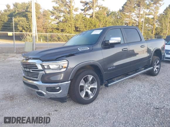 2022 Ram 1500 Laramie z VIN 1C6SRFJT9NN479191, wystawiony jako IAAI lot #43032319 z przebiegiem 36 586 mil mil oraz . Historia ofert i sprzedaży dostępna na DreamBid. Obrazek 2.