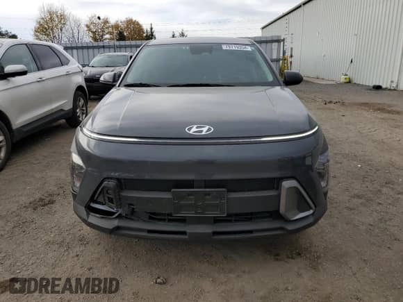 2024 Hyundai Kona Essential z VIN KM8HACAB1RU099740, wystawiony jako Copart lot #79719354 z przebiegiem 23 489 mil mil oraz Szkoda całkowita • Salvage title. Historia ofert i sprzedaży dostępna na DreamBid. Obrazek 5.