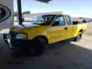 2000 Ford F-150 XL z VIN 1FTRX17W2YKB27853, wystawiony jako Copart lot #59621935 z przebiegiem 235 670 mil mil oraz Szkoda całkowita • Salvage title. Historia ofert i sprzedaży dostępna na DreamBid. Obrazek 1.