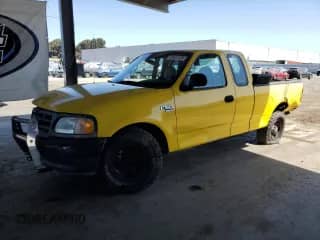 2000 Ford F-150 XL z VIN 1FTRX17W2YKB27853, wystawiony jako Copart lot #59621935 z przebiegiem 235 670 mil mil oraz Szkoda całkowita • Salvage title. Historia ofert i sprzedaży dostępna na DreamBid. Obrazek 1.