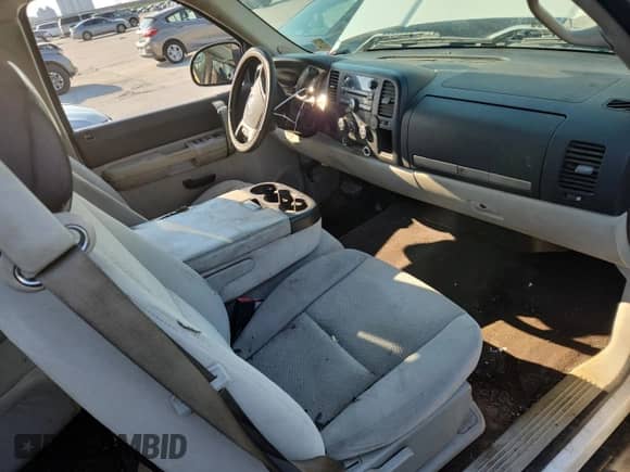 2007 Chevrolet Silverado 1500 1LT with VIN 1GCEC19C07Z509317, listed as a Copart auction lot 84037155 with 318,603 mi miles and Salvage title. Bid and sale history available at DreamBid. Image 8.