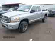 2006 Dodge 2500 SLT z VIN 3D7KS28C36G136520, wystawiony jako IAAI lot #41948753 z przebiegiem 305 825 mil mil oraz . Historia ofert i sprzedaży dostępna na DreamBid. Obrazek 18.