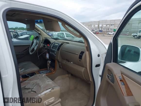 2005 Nissan Pathfinder LE z VIN 5N1AR18U25C732610, wystawiony jako IAAI lot #42480599 z przebiegiem 266 668 mil mil oraz . Historia ofert i sprzedaży dostępna na DreamBid. Obrazek 5.