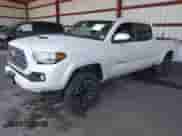 2022 Toyota Tacoma SR5 z VIN 3TYDZ5BN8NT016100, wystawiony jako IAAI lot #42710948 z przebiegiem 54 764 mil mil oraz . Historia ofert i sprzedaży dostępna na DreamBid. Obrazek 17.