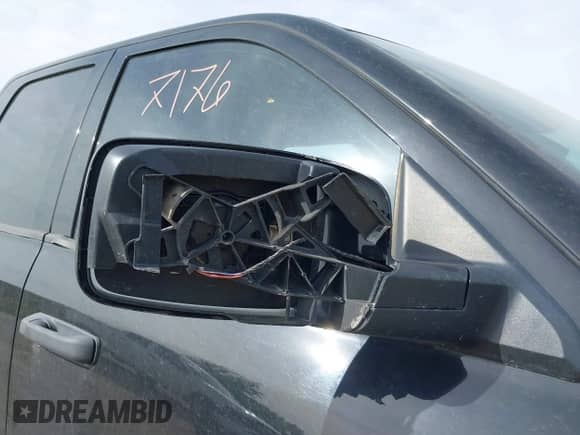 2013 Ram 1500 Express z VIN 1C6RR7FT4DS556093, wystawiony jako IAAI lot #40337176 z przebiegiem 134 847 mil mil oraz . Historia ofert i sprzedaży dostępna na DreamBid. Obrazek 6.