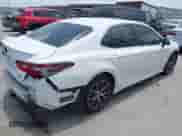 2021 Toyota Camry SE z VIN 4T1G11AK0MU607415, wystawiony jako IAAI lot #42542539 z przebiegiem 52 253 mil mil oraz . Historia ofert i sprzedaży dostępna na DreamBid. Obrazek 4.