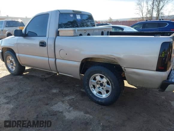 2005 GMC Sierra 1500 Work Truck z VIN 1GTEC14X75Z255631, wystawiony jako IAAI lot #41662255 z przebiegiem 327 188 mil mil oraz . Historia ofert i sprzedaży dostępna na DreamBid. Obrazek 3.