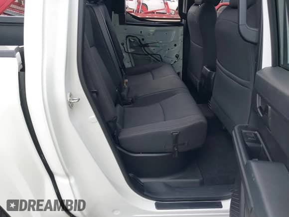 2024 Toyota Tacoma SR5 z VIN 3TYKB5FN8RT006646, wystawiony jako IAAI lot #42552787 z przebiegiem 23 870 mil mil oraz . Historia ofert i sprzedaży dostępna na DreamBid. Obrazek 8.