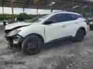 2024 Nissan Murano SV z VIN 5N1AZ2BJ2RC100247, wystawiony jako Copart lot #63825574 z przebiegiem 8 505 mil mil oraz Szkoda całkowita • Salvage title. Historia ofert i sprzedaży dostępna na DreamBid. Obrazek 1.