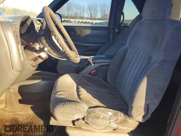 2001 Chevrolet Blazer LS z VIN 1GNCT18W51K123809, wystawiony jako Copart lot #86491294 z przebiegiem 211 514 mil mil oraz Szkoda całkowita • Salvage title. Historia ofert i sprzedaży dostępna na DreamBid. Obrazek 7.