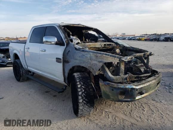 2015 Ram 1500 Laramie Limited z VIN 1C6RR7PM5FS605750, wystawiony jako Copart lot #42733435 z przebiegiem Nie podano mil oraz Szkoda całkowita • Salvage title. Historia ofert i sprzedaży dostępna na DreamBid. Obrazek 4.