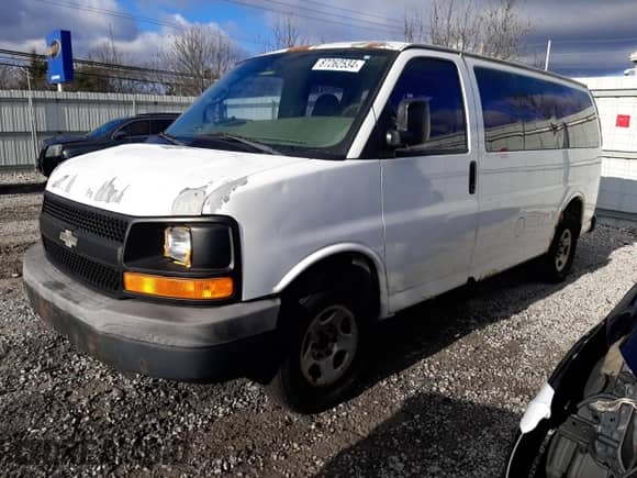 2006 Chevrolet Express Passenger z VIN 1GNFG15T061129302, wystawiony jako Copart lot #87262534 z przebiegiem 431 048 mil mil oraz Czysty tytuł • Clean title. Historia ofert i sprzedaży dostępna na DreamBid. Obrazek 1.