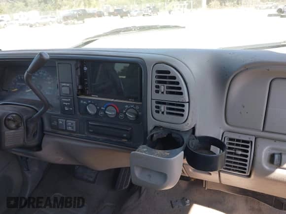 1997 GMC Sierra 1500 с VIN 2GTEK19R9V1566662, выставлен на аукционе IAAI как лот 43051145 с пробегом 209 691 миль миль и . История ставок и продаж доступна на DreamBid. Изображение 17.